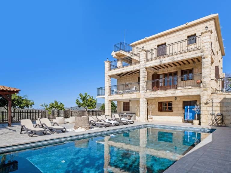 Villa Peristerona