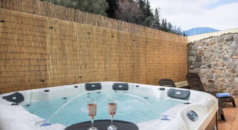 Fully equipped lovely vacation home with jacuzzi, garden & barbeque | Suitable for remote work | Pets are welcome in Chania
