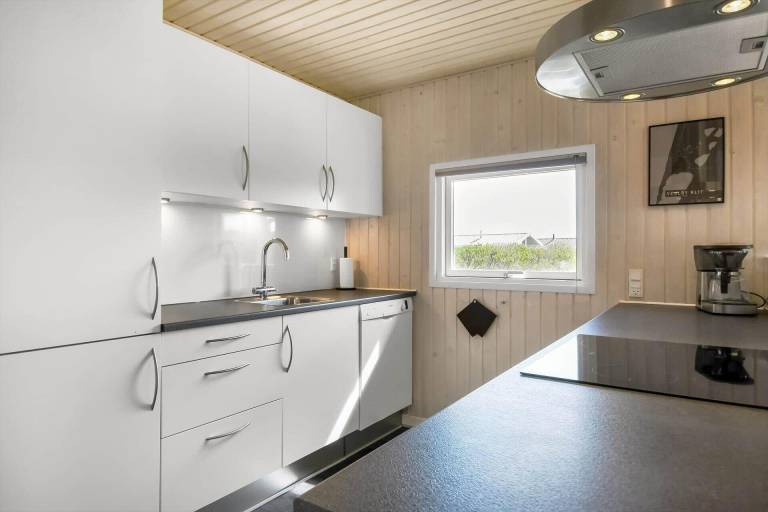 Fully equipped ample vacation home with BBQ & patio | Pets allowed — photo 3