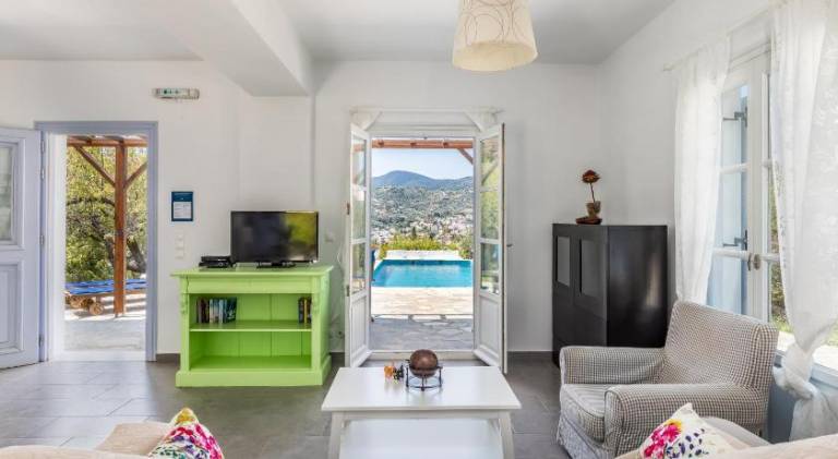 Villa with terrace, hot tub & private pool | Good for workation | Pets allowed — photo 2