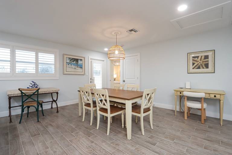 Updated Three Bedroom Home, Short walk the Beach! Shell Basket 2 — photo 5
