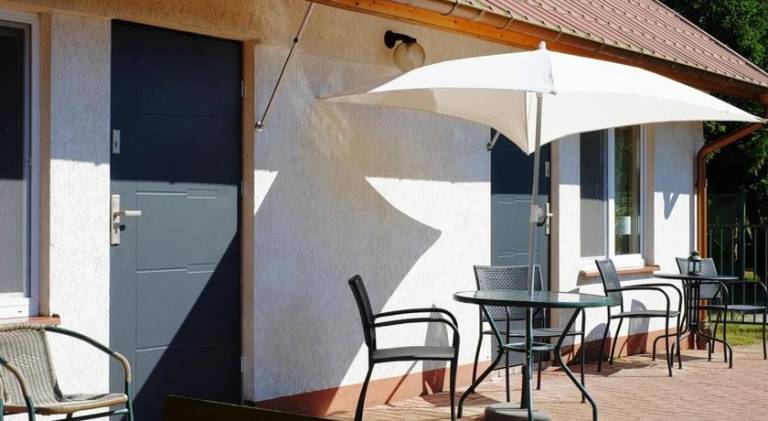 Lodge with terrace, garden & barbeque | Pets allowed — photo 3