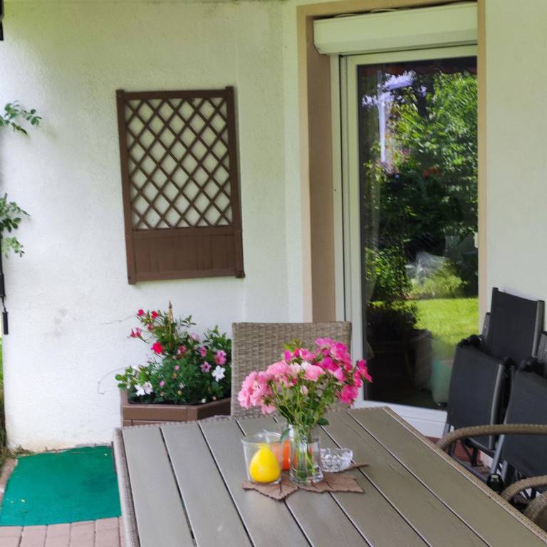 Family-friendly lovely rental apartment with patio, BBQ & garden | Garden view | Dogs allowed — photo 5