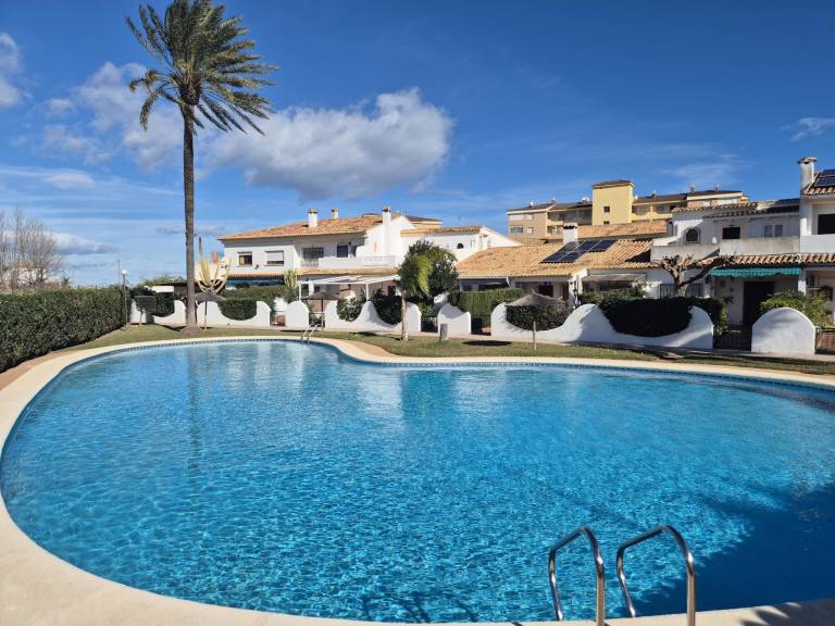 House with pool — photo 2