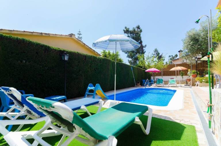 Family-friendly wonderful villa with barbeque, patio & private pool | Pool view | Pets are welcome — photo 5