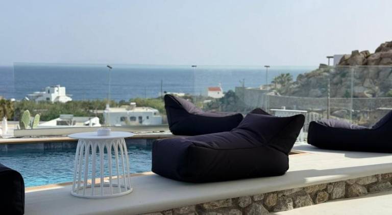 Apartment with pool & patio — photo 2