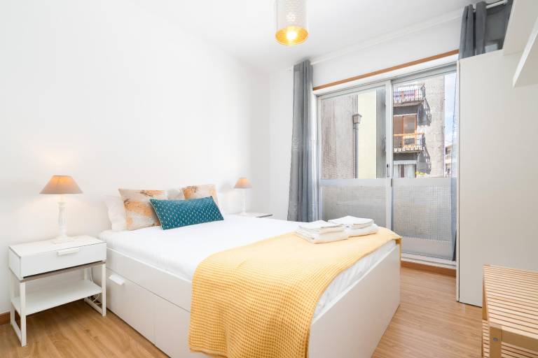 Renovated 3BR Apt Near City Hotspots – Great Value in Porto