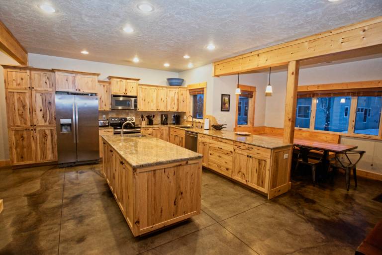Elk Ridge: Hot Tub, Pet Friendly, Pool Table, and Gas Fireplace — photo 2