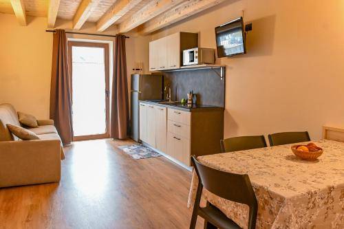 Rental apartment with patio | Perfect for remote work | Pets allowed — photo 2