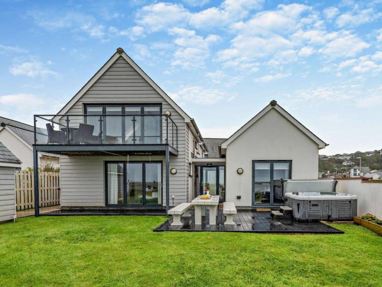Fully equipped pleasant cottage with jacuzzi & yard | Water view | Pets allowed in Bideford