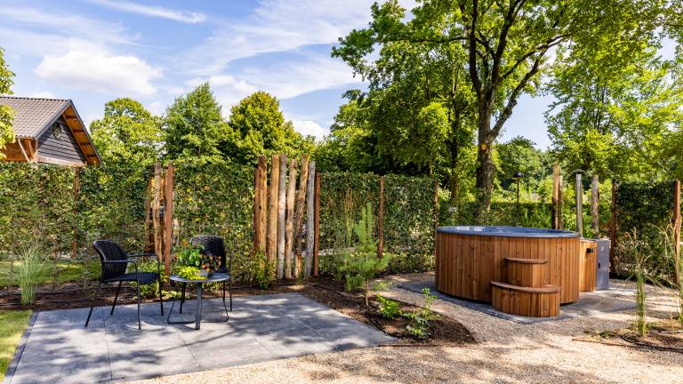 Ground-floor 4-person lodge with a private hot tub in the garden. Compact, cozy and fully equipped. — photo 3
