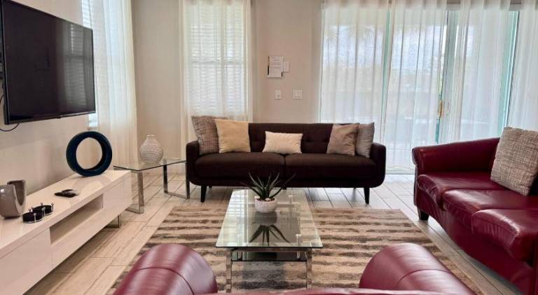 Vacation home with jacuzzi & pool — photo 2