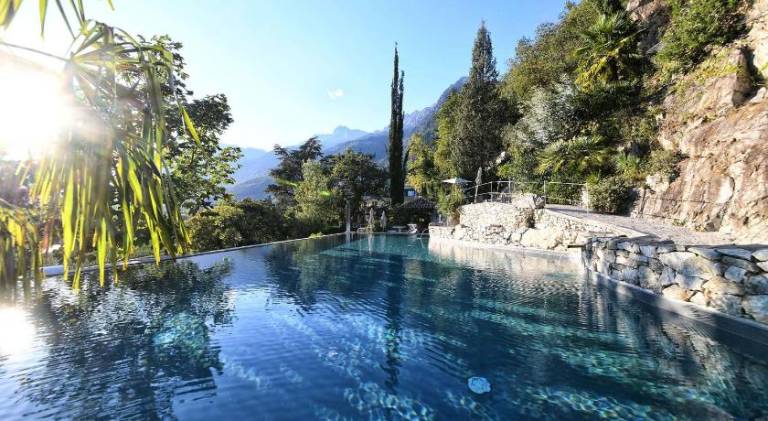 Serviced apartment with yard, pool & patio | Perfect for remote work — photo 4
