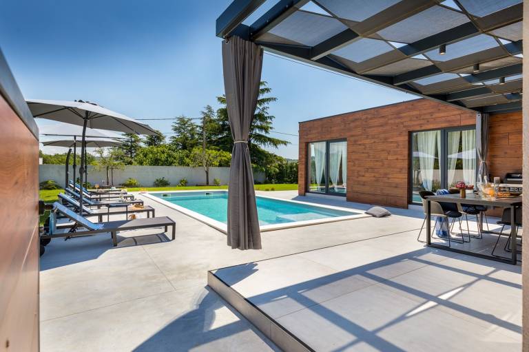 Villa with BBQ, patio & jacuzzi — photo 4