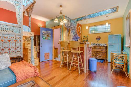 Sweet Sunshine Suite- Artistic, cozy, and colorful in Portland, OR