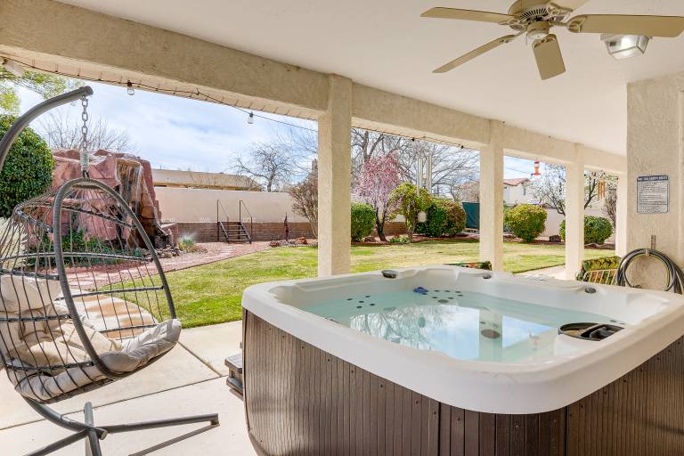 3 Mi to Lake Powell: Home w/ Hot Tub & Waterfall — photo 2