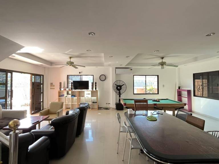 Big villa with jacuzzi, pool & grill | Close to the beach | Perfect for remote work | Pets are welcome — photo 3