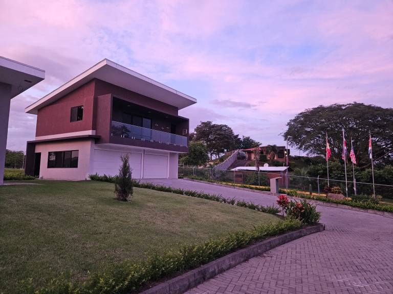 House  Atenas