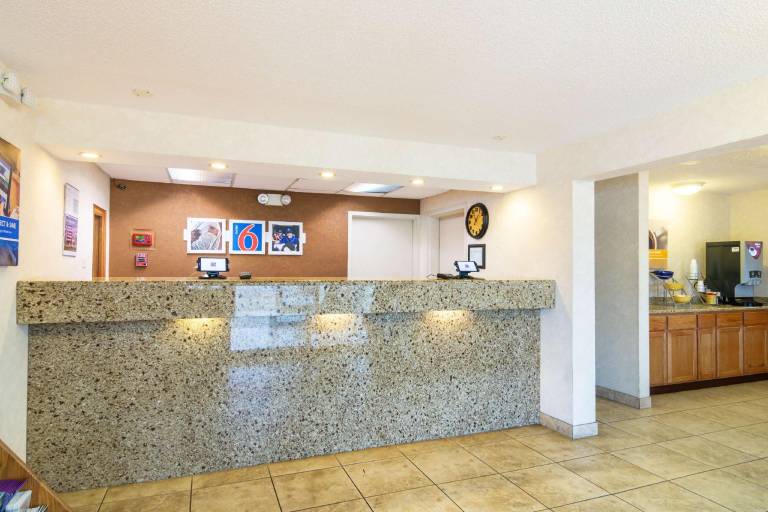 Motel 6 Alsip, IL — photo 5