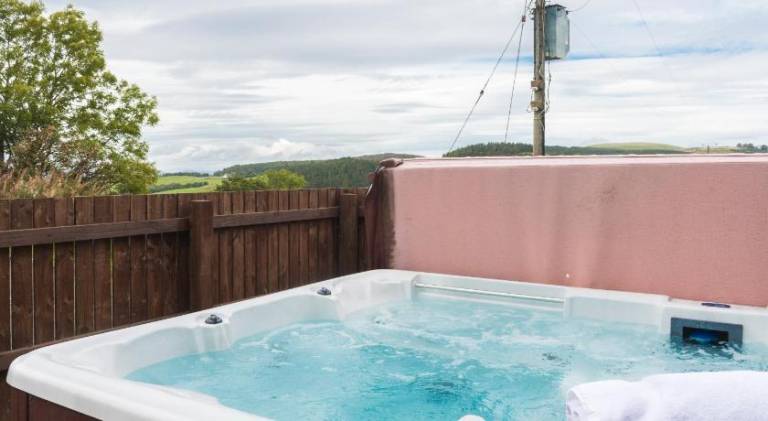 House with hot tub — photo 4