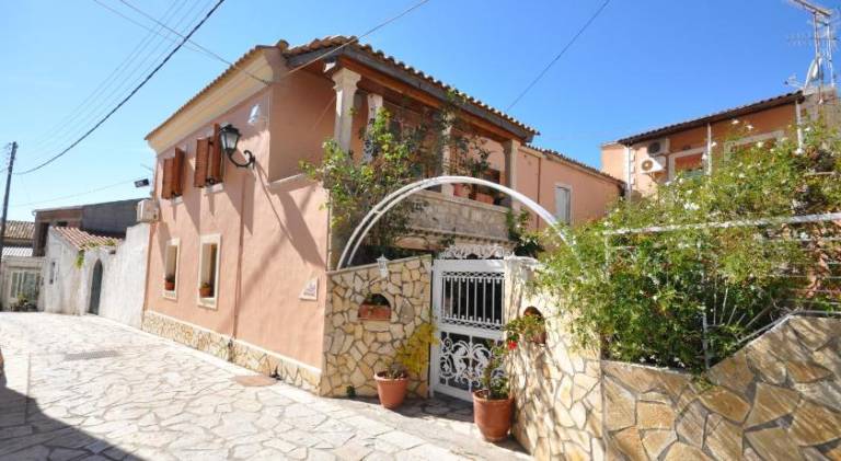 Fully equipped holiday apartment with patio, grill & yard | Pet-friendly in Corfu