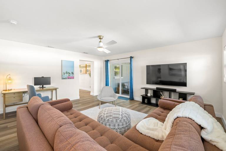 NEW Stunning Home Close to Beaches Pet Friendly