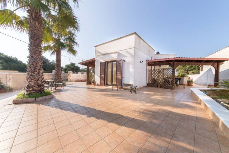Villa with garden & BBQ | Garden view — photo 3