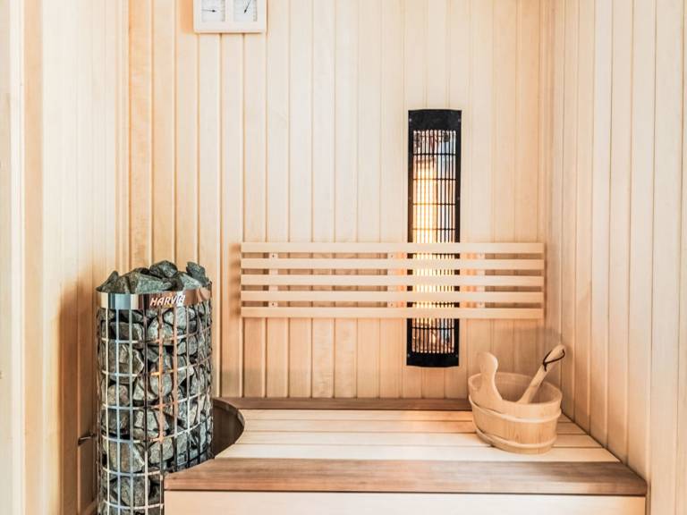 Charming vacation home with yard, sauna & heated pool | Beach nearby | Pets are welcome — photo 5