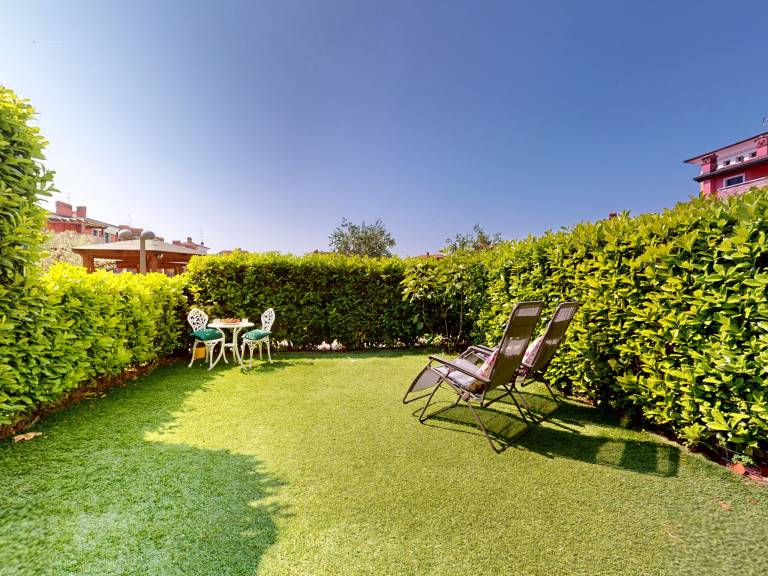 Family-oriented apartment with yard, grill & pool | Pet-friendly — photo 3