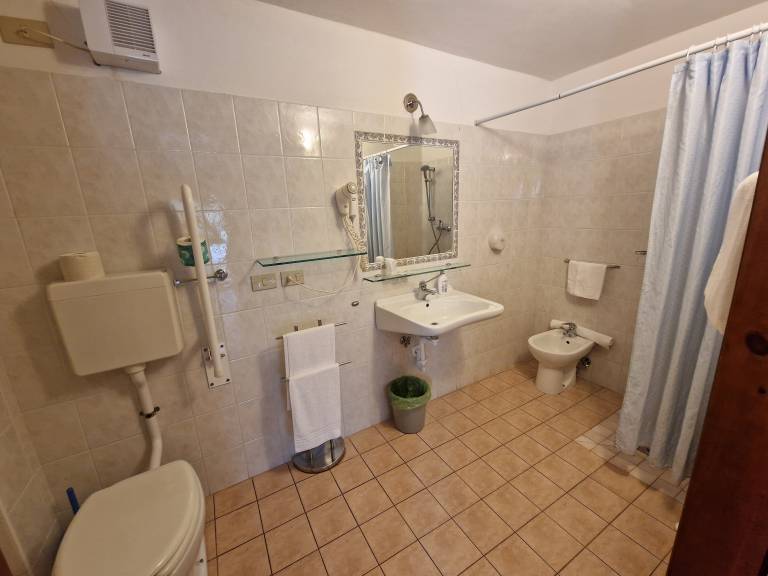 La Sabbiona - Agriturismo, ristorante, alloggi e cantina: Camera KAKI - matrimoniale o doppia al piano terra con bagno, tv e aria condizionata - colazione a richiesta — photo 4
