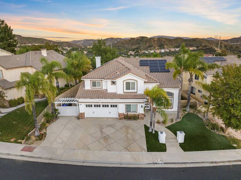 House Santa Clarita