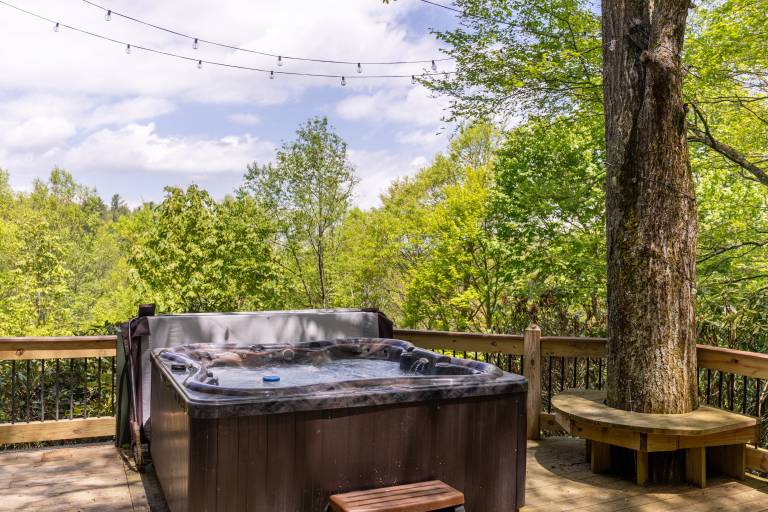 Parkway Hideout - privacy, hot tub, views, pool table close to Boone and Blowing Rock — photo 4