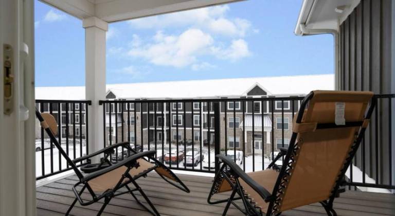 Sunrise Glow Spacious 2BR 2BA 2 King Beds Gym WFH — photo 3