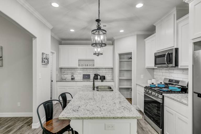 40% Monthly Discount Newly Renovated Luxe West Beaumont w Private Patio — photo 3