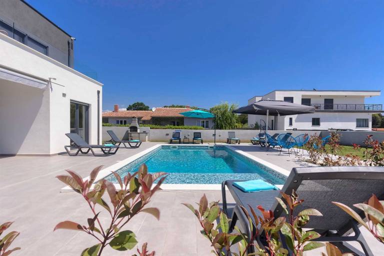 Amazing newly-built 4-BR villa with private pool, close to beaches — photo 4