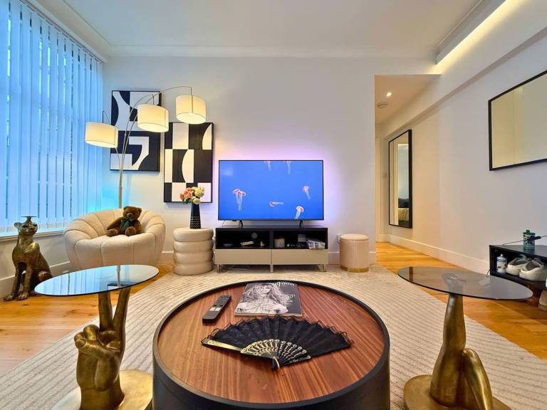 LuxuryLondonStays - Cosy Mayfair Hideout on Prestigious Street — photo 2