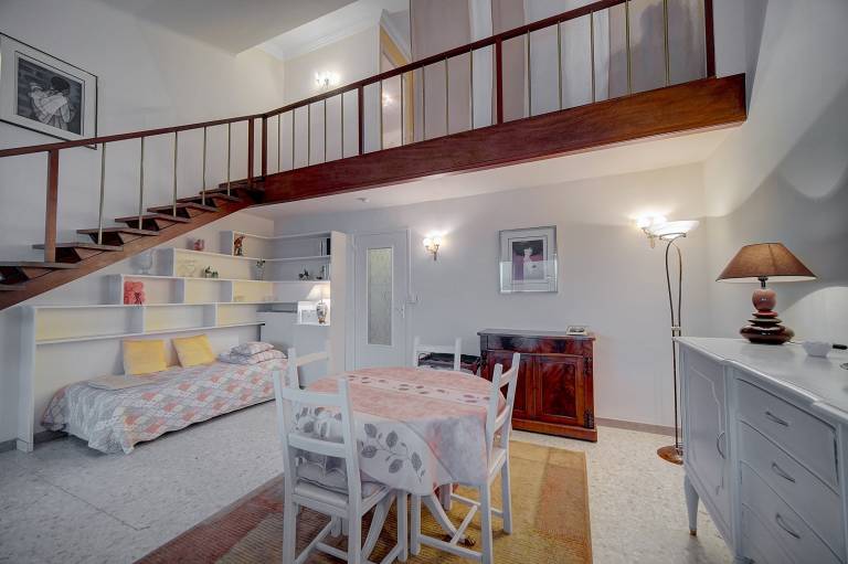 Rental apartment with yard & terrace — photo 2