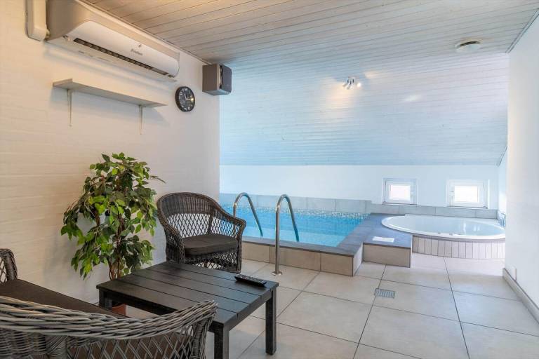 Fully equipped beautiful vacation home with pool, hot tub & patio | Beach nearby | Pets are welcome — photo 3