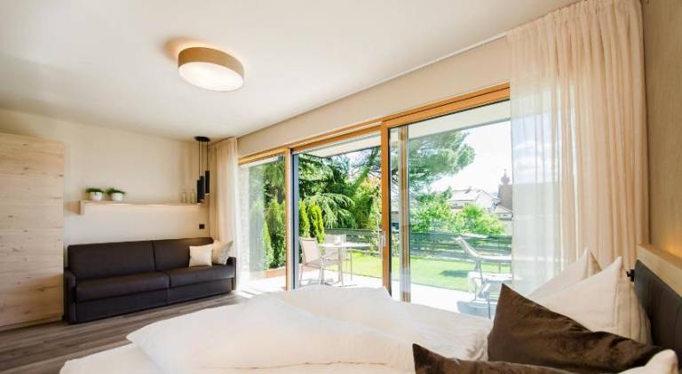Haus Gregori Modern & Central Stay in Vineyard with Rooftop & Served Breakfast — photo 2