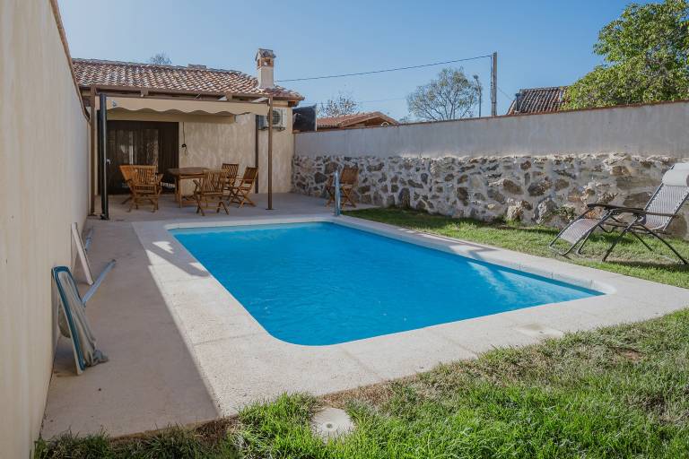 Vacation home with private pool, grill & yard | Mountain view in León