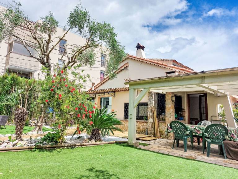 Huis  Biot