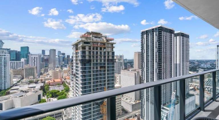Apartment with pool | Close to Bayside Marketplace | Pet-friendly — photo 4