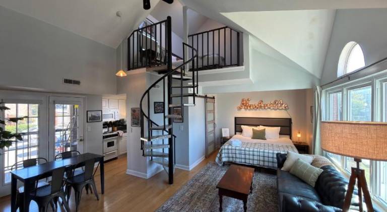 Walk to Broadway - Free Gated Parking - Cozy Condo in Nashville, TN