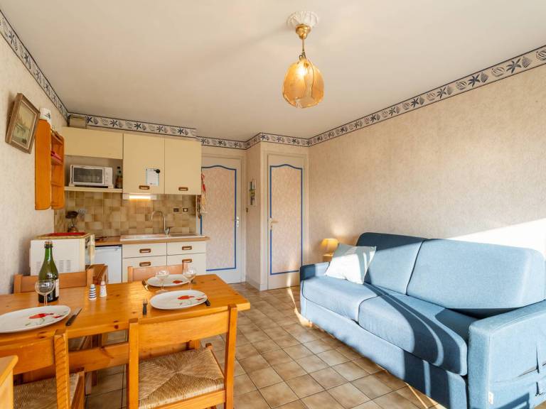 Cozy Studio with Private Garden, 50m from Beach, Parking Included — photo 3