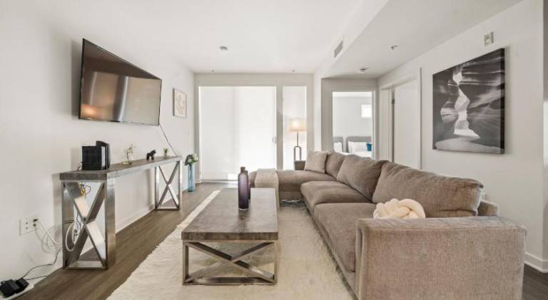 Santa Monica Coastal Retreat with Free Parking Minutes Walk to the Beach — photo 3