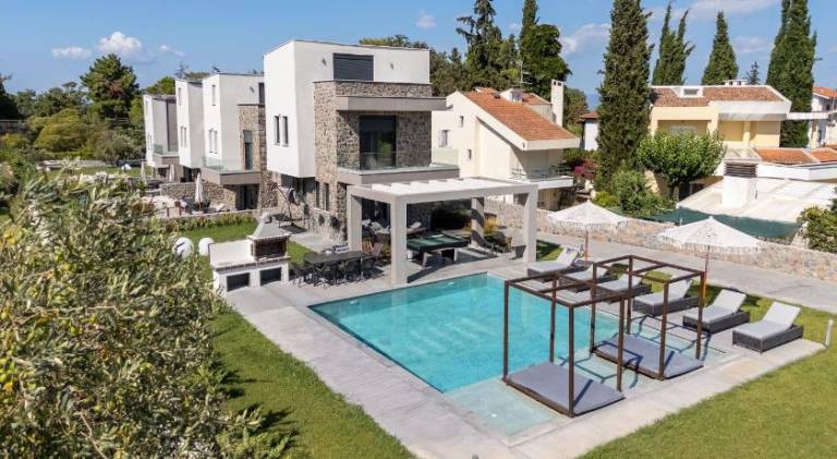 Fully equipped villa with patio, barbecue & private pool | Next to the beach | Dogs allowed in Sithonia