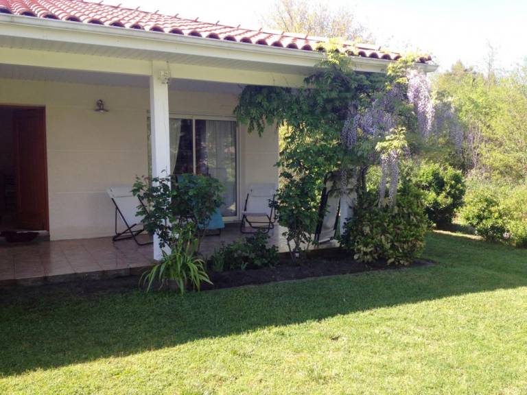 Gite with barbecue, terrace & yard — photo 2