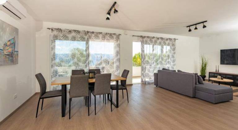 Holiday apartment with patio & barbeque — photo 3