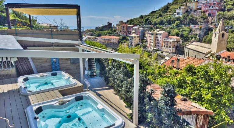 Serviced apartment with patio, yard & jacuzzi | Beach nearby | Pets allowed — photo 4