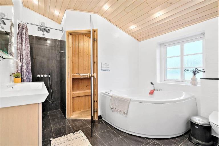 Family-oriented house with patio, hot tub & sauna | Pet-friendly — photo 3